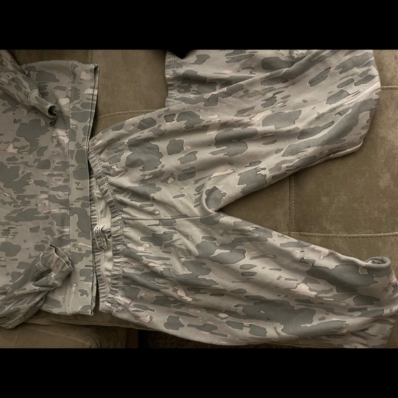 WILFOX 🦊 2 piece SET! Sweatshirt M, sweatpants L! So cute gray camo VEUC! $180! - Picture 6 of 13